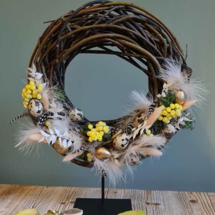 Couronne de printemps sur pied