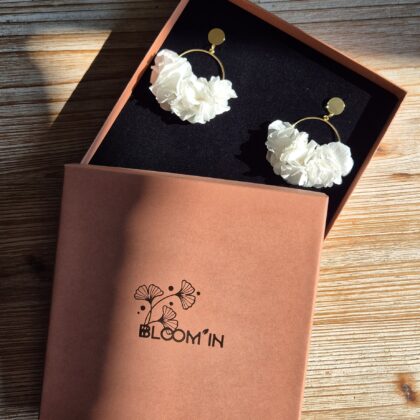 Boucles d'oreilles dorée à l'or fin et hortensia blanc - disponible sur commande