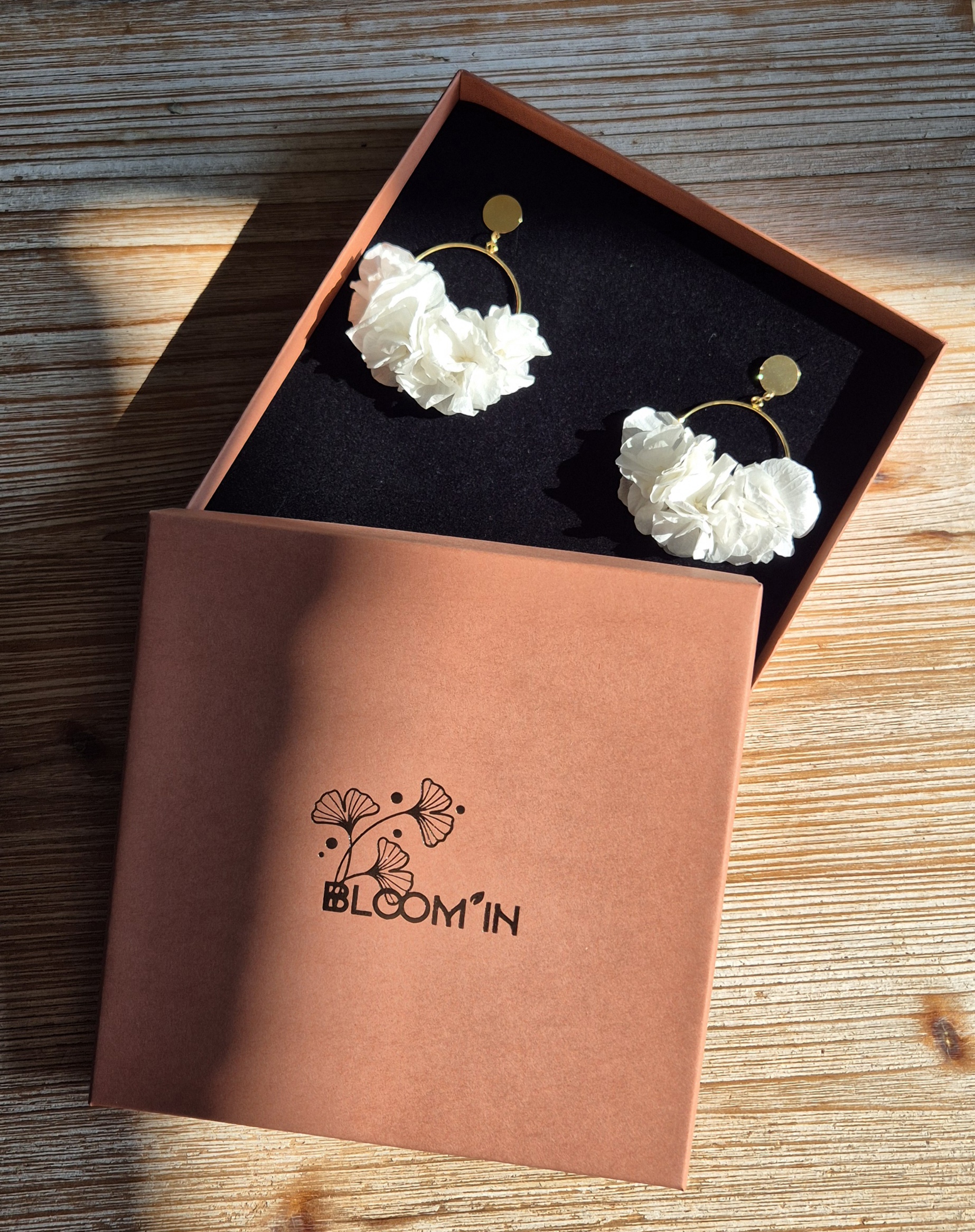 Boucles d'oreilles dorée à l'or fin et hortensia blanc - disponible sur commande