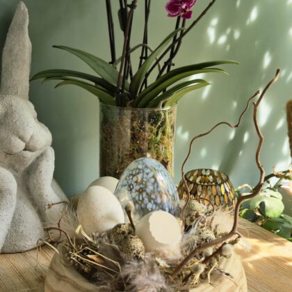 Montage de Pâques dans une coupe en bois de Paulownia, éléments naturels et oeuf en verre