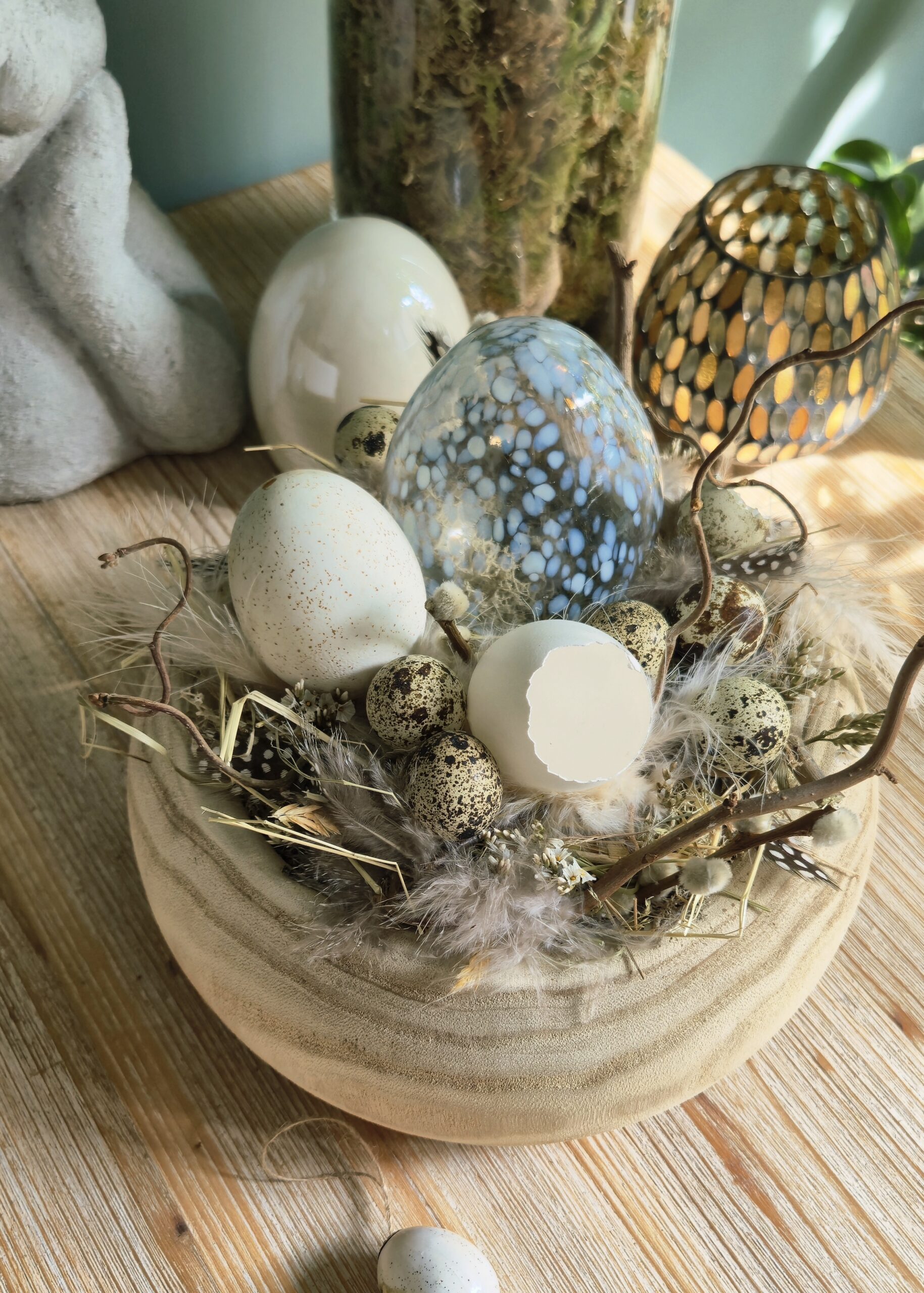 Montage de Pâques dans une coupe en bois de Paulownia, éléments naturels et oeuf en verre - Image 2