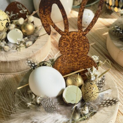 Petit montage de Pâques, éléments naturels et acier rouillé