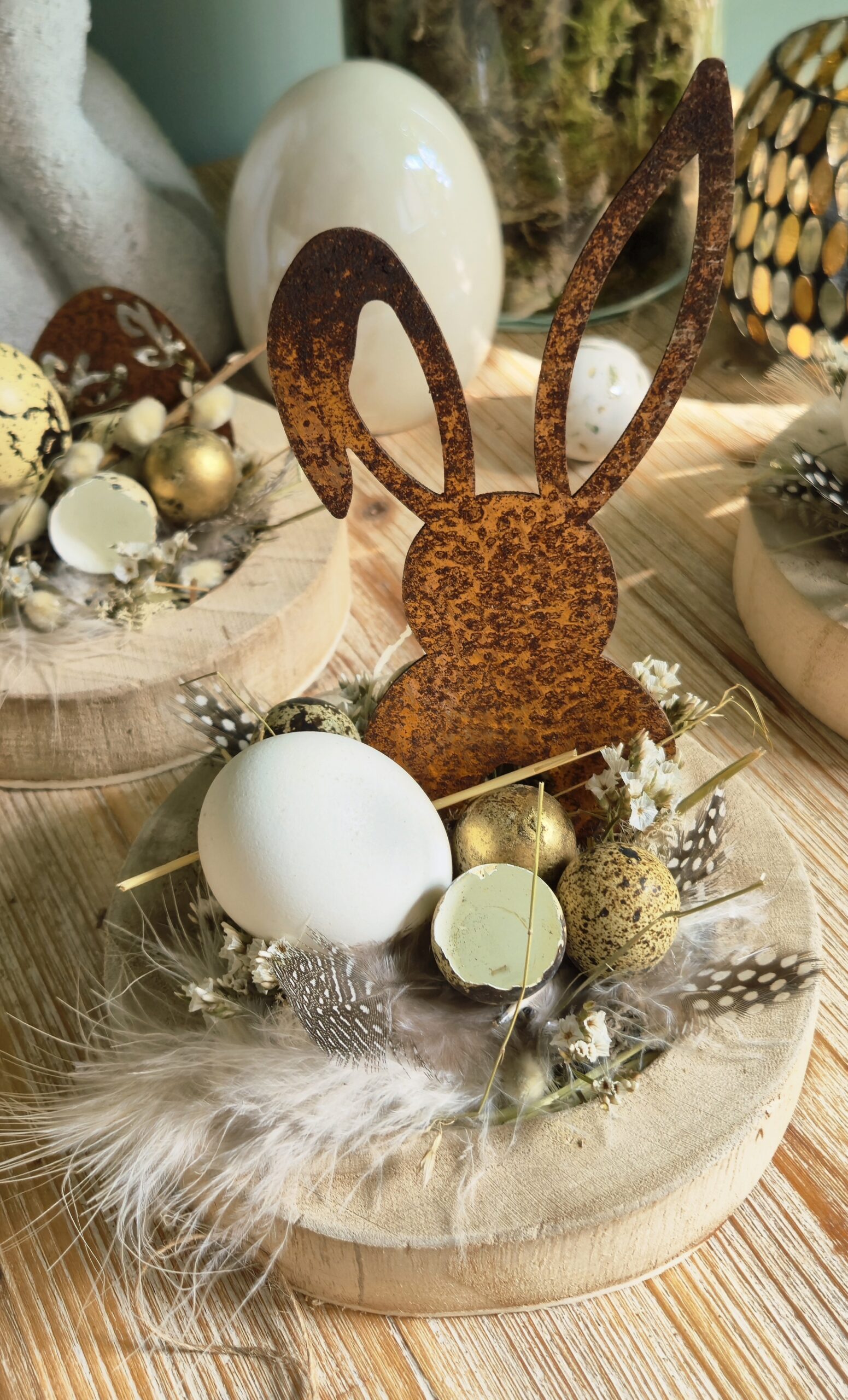 Petit montage de Pâques, éléments naturels et acier rouillé