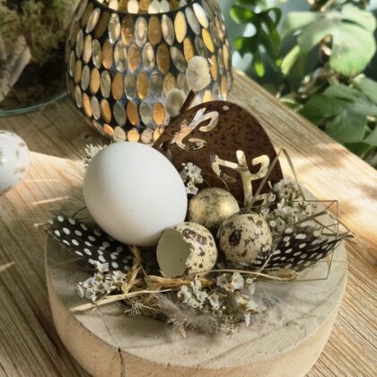 Petit montage de Pâques, éléments naturels et acier rouillé