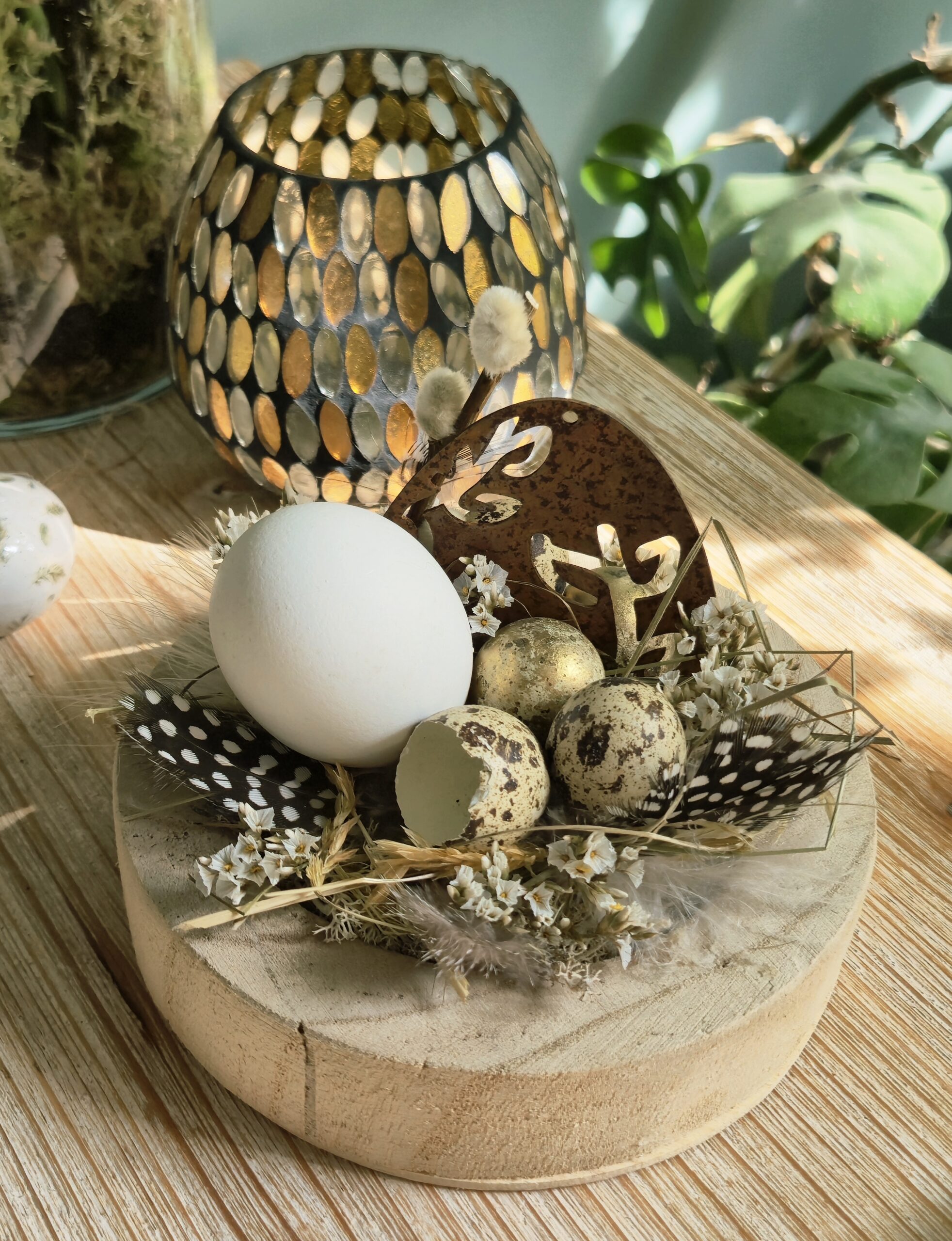 Petit montage de Pâques, éléments naturels et acier rouillé