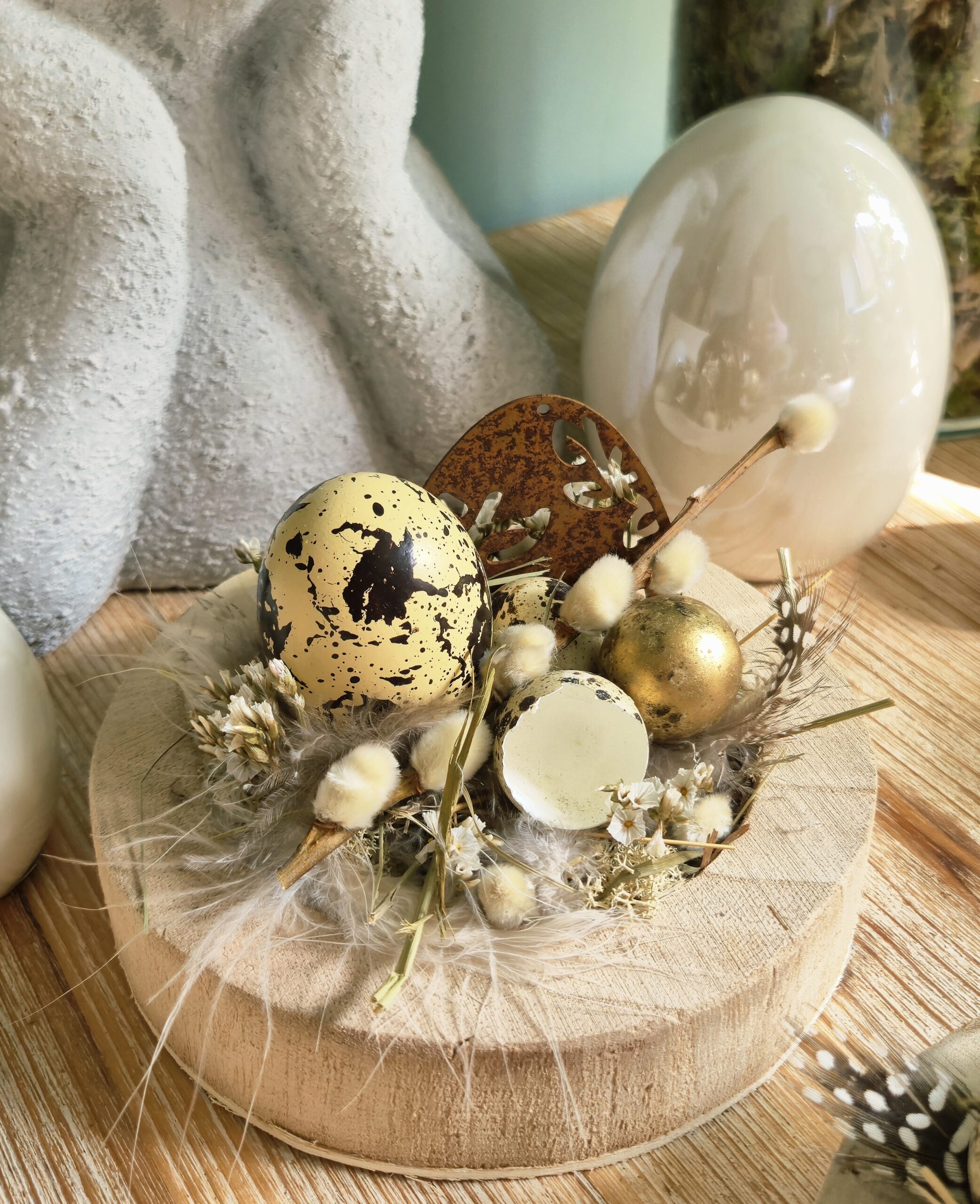 Petit montage de Pâques, éléments naturels et acier rouillé