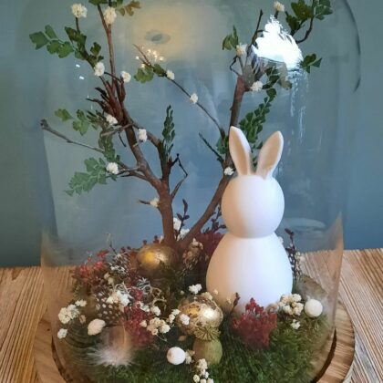 Cloche en verre et lapin de porcelaine