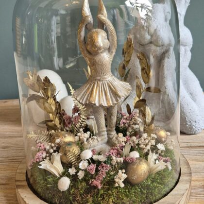 Cloche en verre décorative - lapin ballerine et composition naturelle