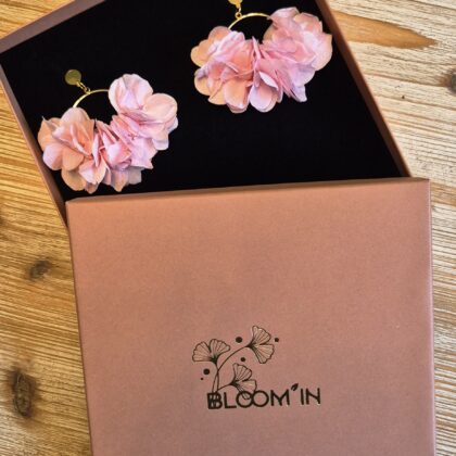 Boucles d'oreilles dorée à l'or fin et hortensia rose - disponible sur commande