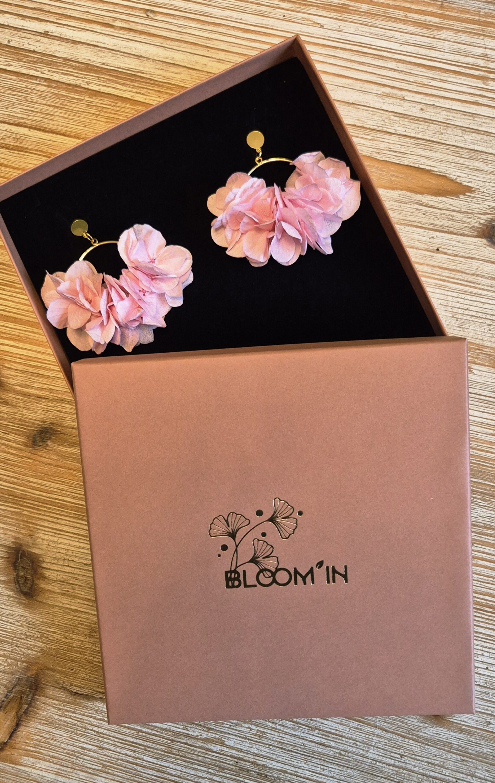 Boucles d'oreilles dorée à l'or fin et hortensia rose - disponible sur commande