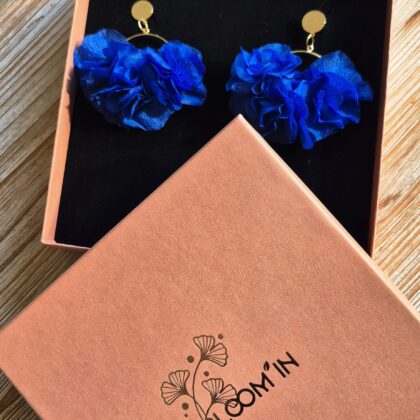 Boucles d'oreilles dorée à l'or fin et hortensia bleu - disponible