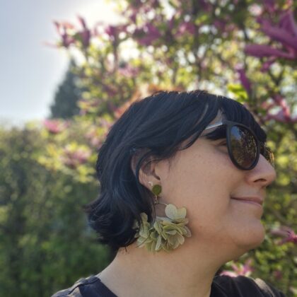 Boucles d'oreilles dorée à l'or fin et hortensia vert avec de légers reflets rose - disponible