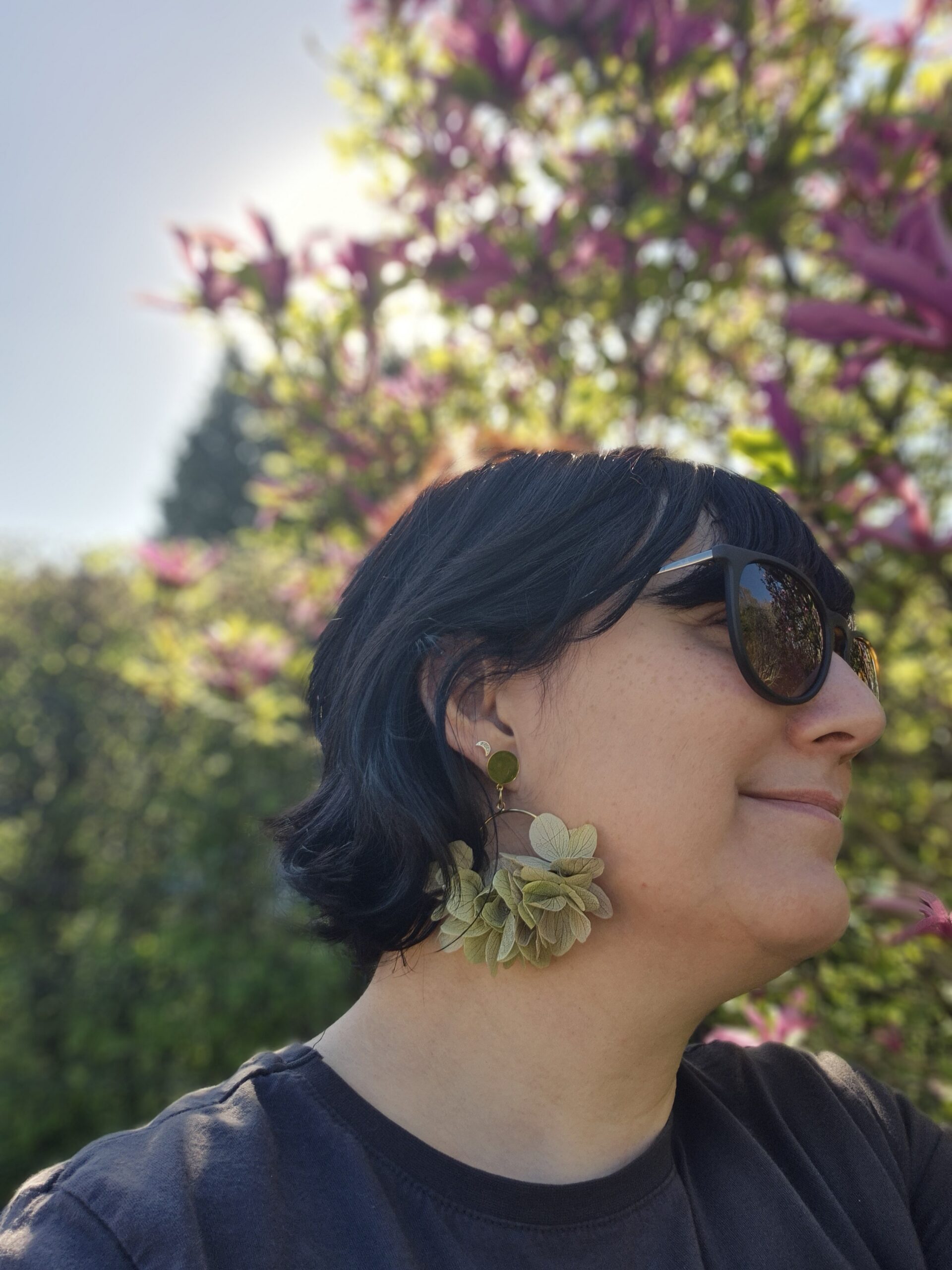 Boucles d'oreilles dorée à l'or fin et hortensia vert avec de légers reflets rose - disponible